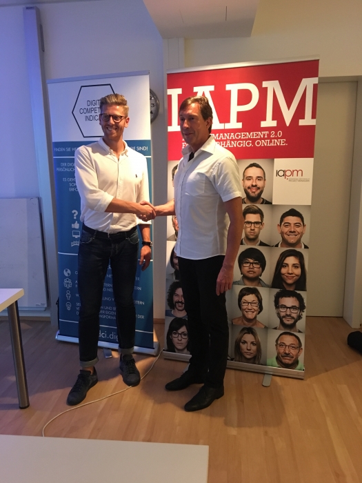 Julian Knorr und Dr. Roland Ottmann bei der Begrüßung Julian Knorr und Dr. Roland Ottmann bei der Begrüßung
