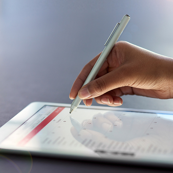Eine Person schreibt auf einem Tablet. Eine Person schreibt auf einem Tablet.