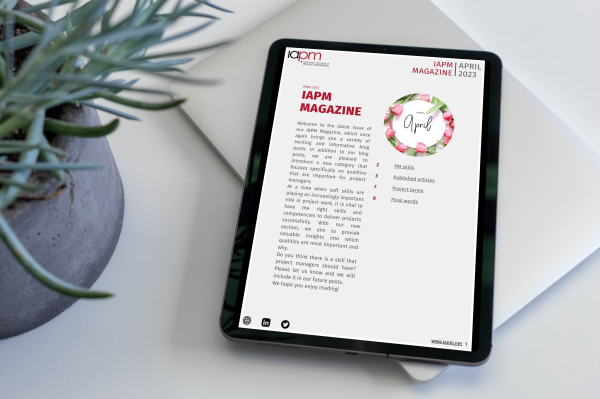 Tablet liegt neben einer Pflanze auf einem Tisch und zeigt das Cover des IAPM Magazine April. Tablet liegt neben einer Pflanze auf einem Tisch und zeigt das Cover des IAPM Magazine April.