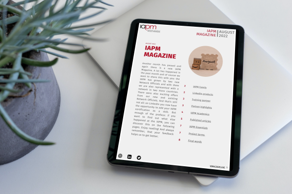 Tablet liegt neben einer Pflanze auf einem Tisch und zeigt das Cover des IAPM Magazine August. Tablet liegt neben einer Pflanze auf einem Tisch und zeigt das Cover des IAPM Magazine August.