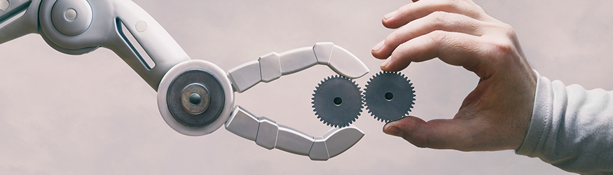 Ein Roboterarm und Menschenarm halten Zahnräder aneinander. Ein Roboterarm und Menschenarm halten Zahnräder aneinander.