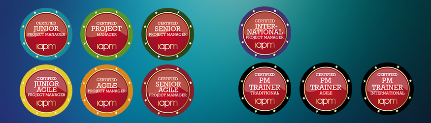 Alle zehn Zertifizierungs-Badges der IAPM dargestellt in einer Übersicht vor blauem Hintergrund