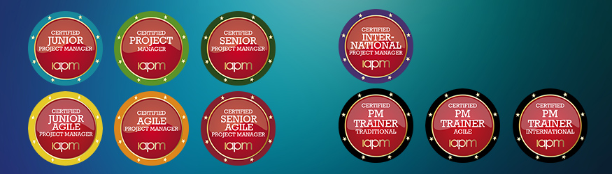 Alle zehn Zertifizierungs-Badges der IAPM dargestellt in einer Übersicht vor blauem Hintergrund Alle zehn Zertifizierungs-Badges der IAPM dargestellt in einer Übersicht vor blauem Hintergrund