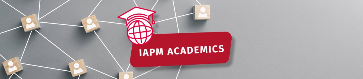 Das Logo der IAPM Academics. Im Hintergrund sind Spielfiguren durch Linien verbunden.