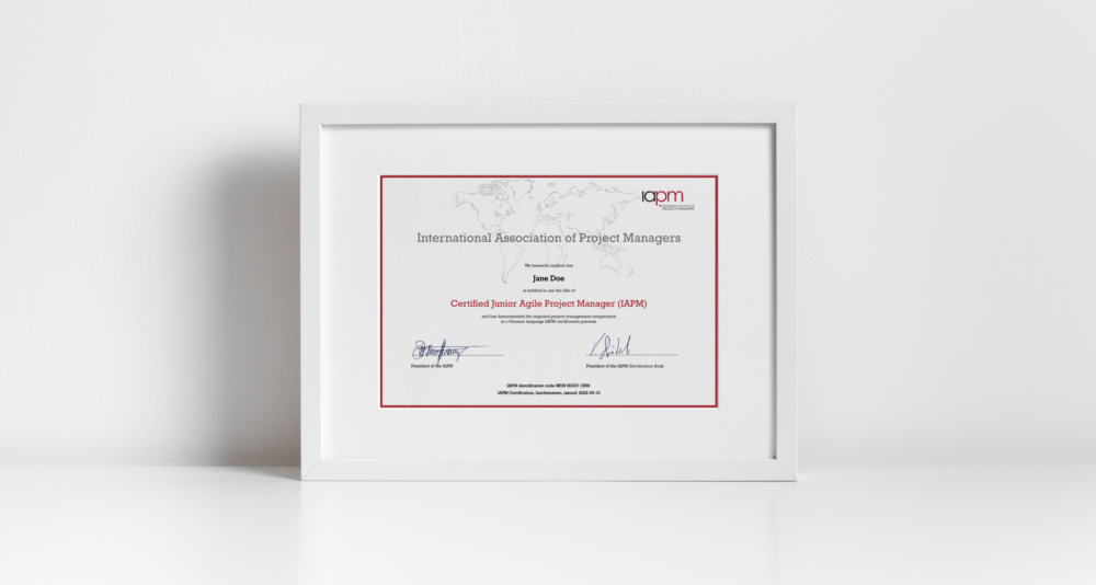 Das Zertifikat Certified Junior Agile Project Manager (IAPM) befindet sich in einem weißen Bilderrahmen auf einer weißen Oberfläche. Das Zertifikat Certified Junior Agile Project Manager (IAPM) befindet sich in einem weißen Bilderrahmen auf einer weißen Oberfläche.