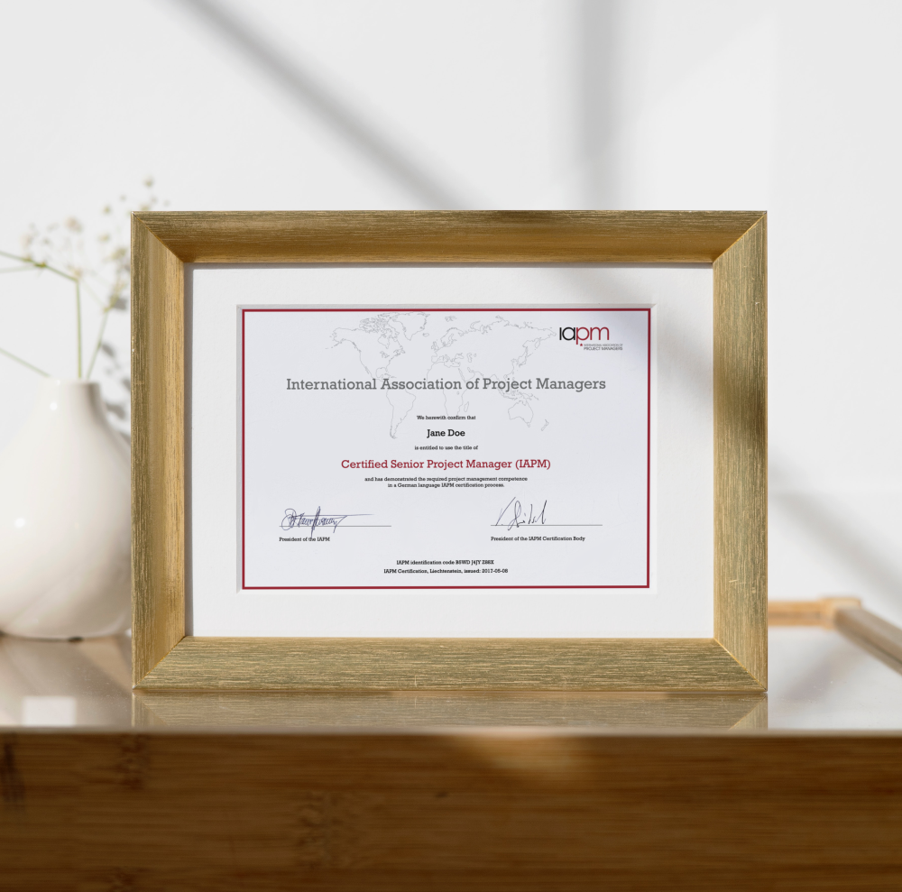 Das Zertifikat Certified Senior Project Manager (IAPM) befindet sich in einem braunen Bilderrahmen. Das Zertifikat Certified Senior Project Manager (IAPM) befindet sich in einem braunen Bilderrahmen.