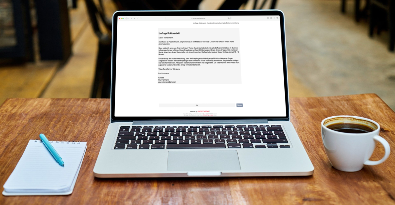 Ein Notizbuch, ein Laptop und eine Tasse Kaffee. Ein Notizbuch, ein Laptop und eine Tasse Kaffee.