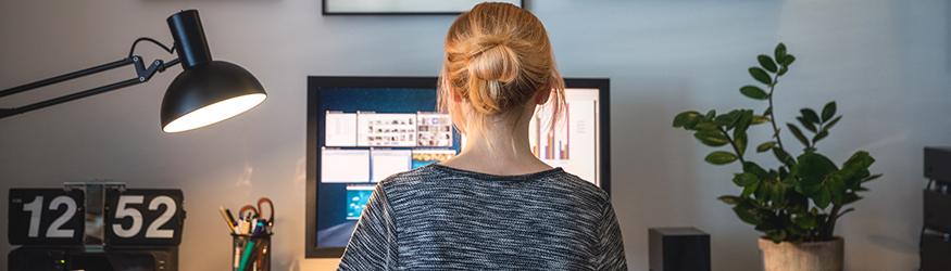 Frau sitzt an einem Computer.