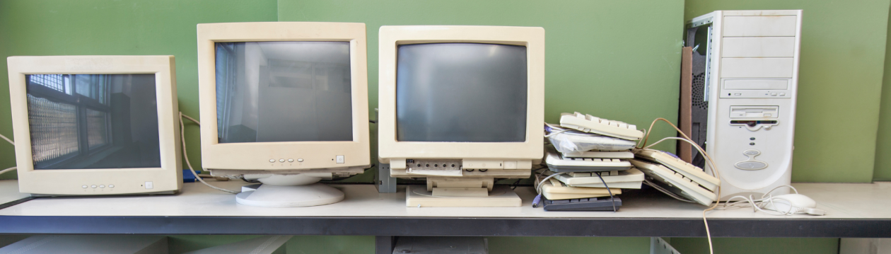 Mehrere alte Computerbildschirme sind aufgereiht.