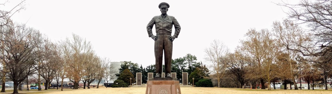Eine Statue von Dwight D. Eisenhower.