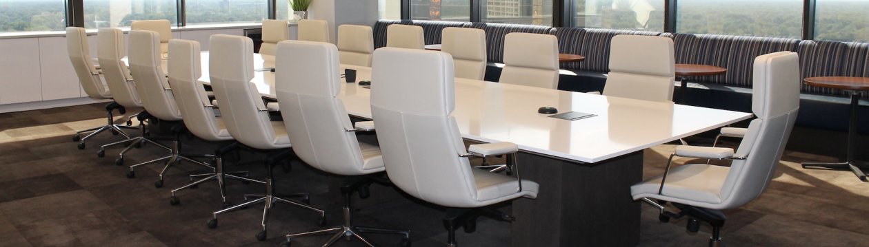 Weiße Stühle um einen Tisch. Weiße Stühle um einen Tisch.
