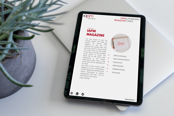 Tablet liegt neben einer Pflanze auf einem Tisch und zeigt das Cover des IAPM Magazine February. Tablet liegt neben einer Pflanze auf einem Tisch und zeigt das Cover des IAPM Magazine February.