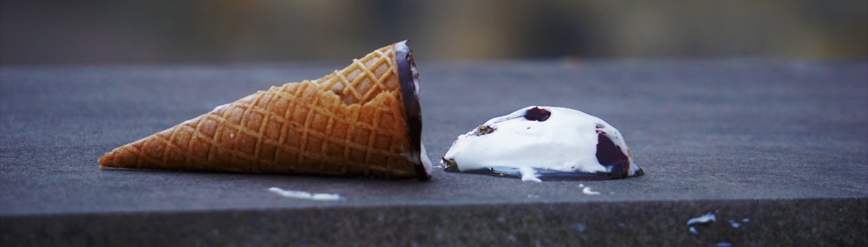 Eine Eiswaffel neben einer schmelzenden Eiskugel. Eine Eiswaffel neben einer schmelzenden Eiskugel.