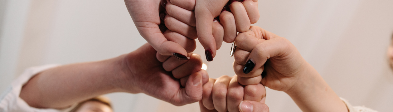 Mehrere Hände verschiedener Personen greifen ineinander und bilden einen Kreis - Symbol für Zusammenhalt und Gemeinschaft. Mehrere Hände verschiedener Personen greifen ineinander und bilden einen Kreis - Symbol für Zusammenhalt und Gemeinschaft.