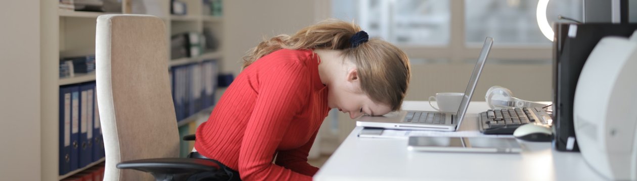 Eine Frau stützt sich auf einen Laptop. Eine Frau stützt sich auf einen Laptop.