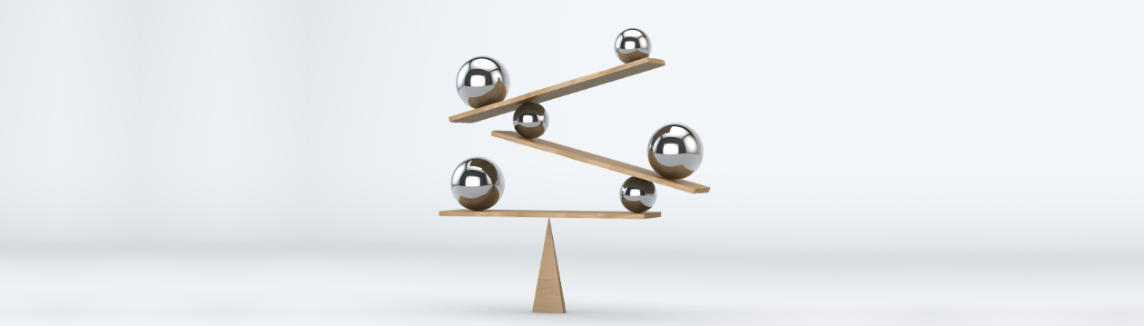 Holzbalance mit sechs Kugeln auf schrägen Ebenen vor weißem Hintergrund. Holzbalance mit sechs Kugeln auf schrägen Ebenen vor weißem Hintergrund.