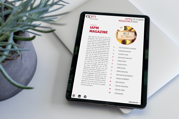 Tablet liegt neben einer Pflanze auf einem Tisch und zeigt das Cover des IAPM Magazine October. Tablet liegt neben einer Pflanze auf einem Tisch und zeigt das Cover des IAPM Magazine October.