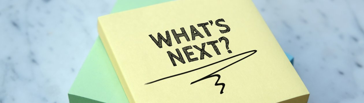 Auf einem Post-it-Block steht "What's next?" Auf einem Post-it-Block steht "What's next?"
