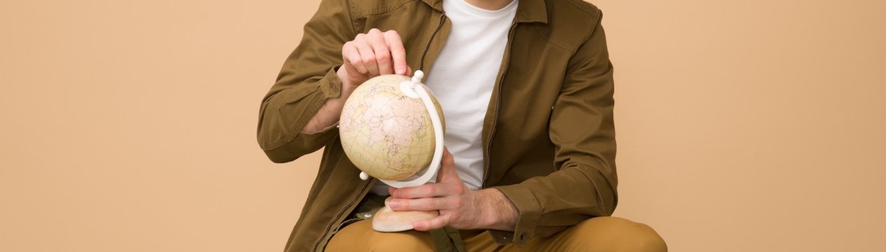 Ein Mann hält einen Globus Ein Mann hält einen Globus