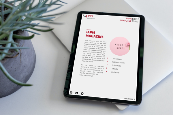 Tablet liegt neben einer Pflanze auf einem Tisch und zeigt das Cover des IAPM Magazine June. Tablet liegt neben einer Pflanze auf einem Tisch und zeigt das Cover des IAPM Magazine June.