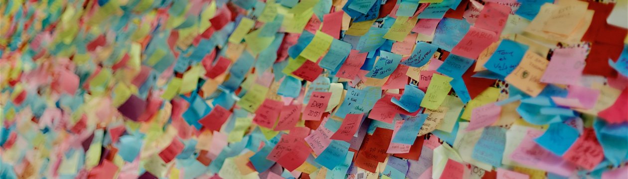 Eine Wand voller bunter Zettel. Eine Wand voller bunter Zettel.