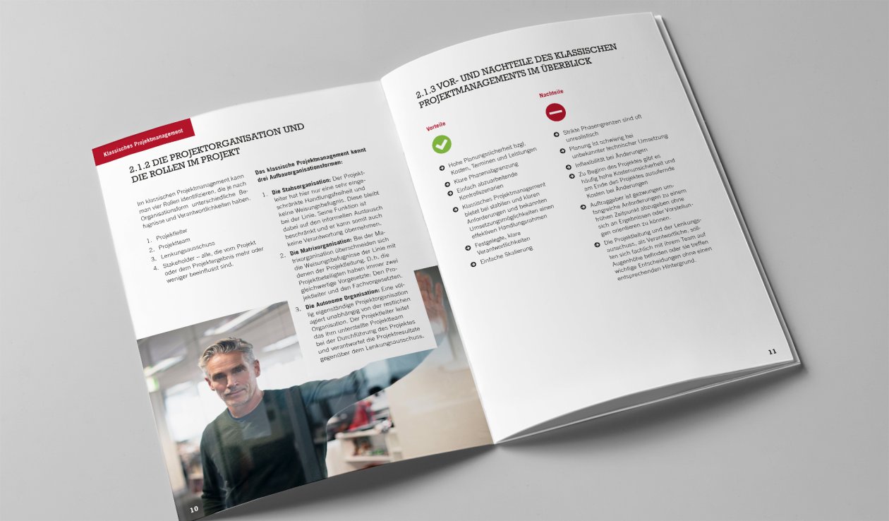 Das „Weißbuch Hybrid Project Management.“ aufgeklappt auf den Seiten 10 und 11. Das „Weißbuch Hybrid Project Management.“ aufgeklappt auf den Seiten 10 und 11.