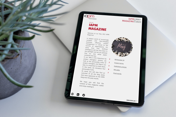 Tablet liegt neben einer Pflanze auf einem Tisch und zeigt das Cover des IAPM Magazine May. Tablet liegt neben einer Pflanze auf einem Tisch und zeigt das Cover des IAPM Magazine May.