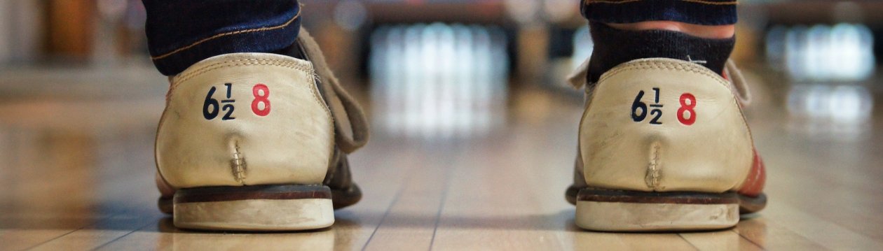 Ein Paar Bowlingschuhe auf einer Bowlingbahn. Ein Paar Bowlingschuhe auf einer Bowlingbahn.