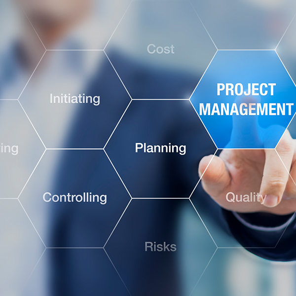 Person tippt auf „PROJECT MANAGEMENT“ auf einer digitalen Anzeige. Person tippt auf „PROJECT MANAGEMENT“ auf einer digitalen Anzeige.