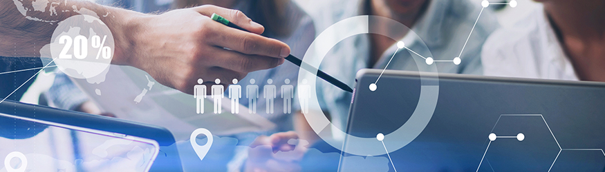 Projektmanagementsoftware - Eine Person zeigt etwas auf einem Bildschirm. Projektmanagementsoftware - Eine Person zeigt etwas auf einem Bildschirm.