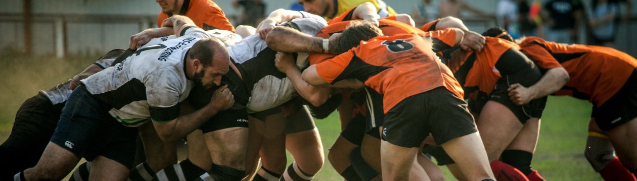 Rugbyspieler beim Gedränge Rugbyspieler beim Gedränge