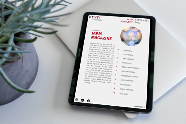 Tablet liegt neben einer Pflanze auf einem Tisch und zeigt das Cover des IAPM Magazine September. Tablet liegt neben einer Pflanze auf einem Tisch und zeigt das Cover des IAPM Magazine September.