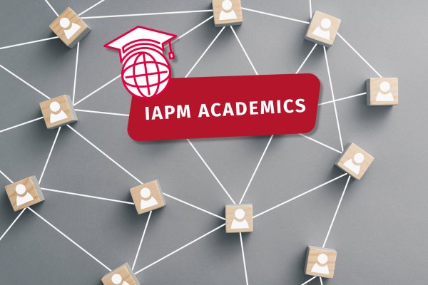 Das Logo der IAPM Academics. Im Hintergrund sind Spielfiguren durch Linien verbunden. 