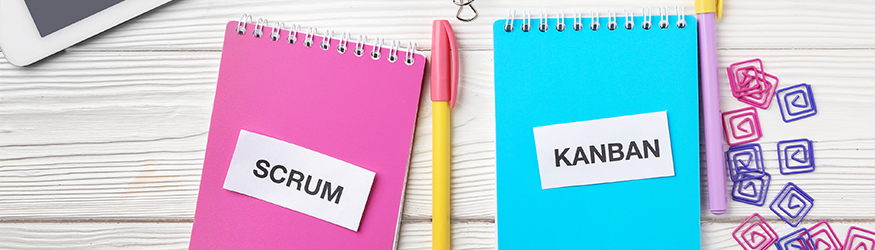 Ein Notizbuch mit der Aufschrift Scrum und eins mit der Aufschrift Kanban. Ein Notizbuch mit der Aufschrift Scrum und eins mit der Aufschrift Kanban.