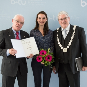 Beatrice Rich und Prof. Dr.-Ing. Ralf Woll bekommen Lehrpreis der BTU überreicht